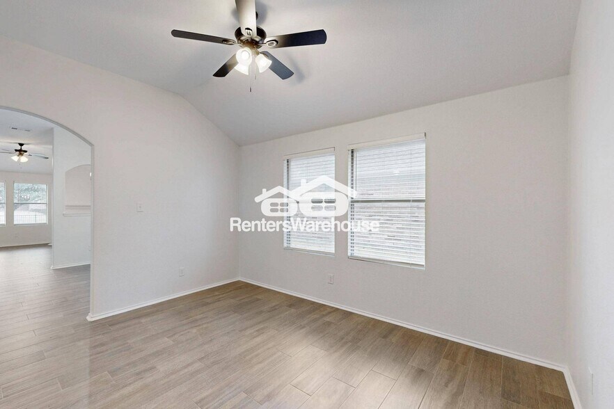 Building Photo - 1096 Oakbrook St