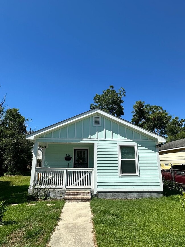 Building Photo - Classic Savannah Cottage with Modernized Interior, Fully Fenced Backyard