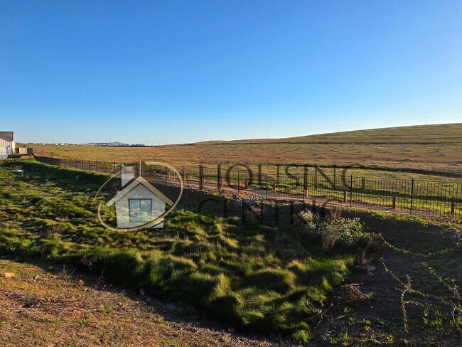 Building Photo - Executive Single Story Rental in HIGHLY DESIRABLE Heritage 55+ Community!