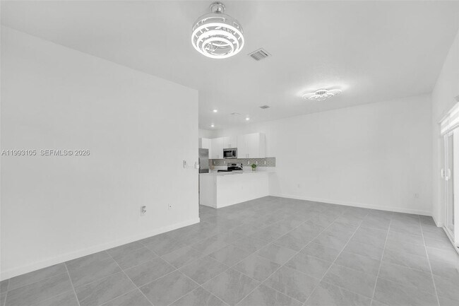 Building Photo - 2425 SE 28th Dr