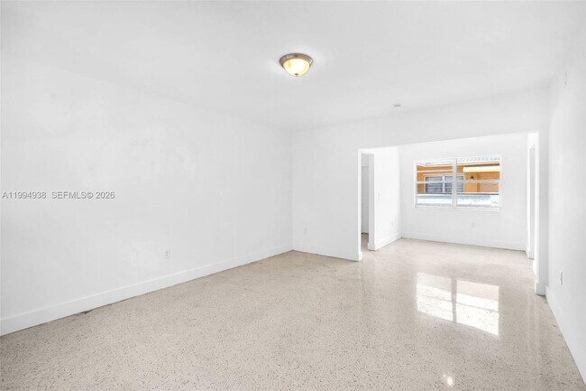 Building Photo - 2130 Bay Dr