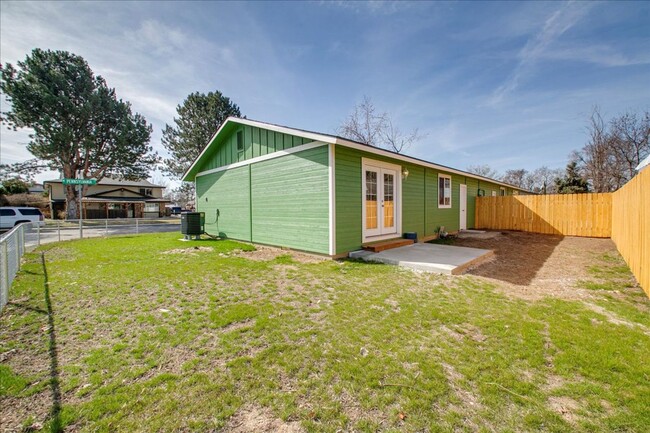 Building Photo - Newley Remodeled Duplex close to BSU