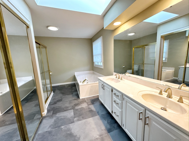 Building Photo - Elegant 4-Bedroom Home in Beautiful Lake S...