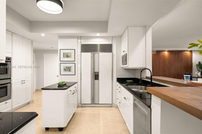 Building Photo - 21200 Point Pl