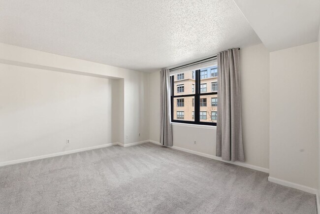 Building Photo - Updated 2BR Condo in Old Town Alexandria - 2 blocks to Metro