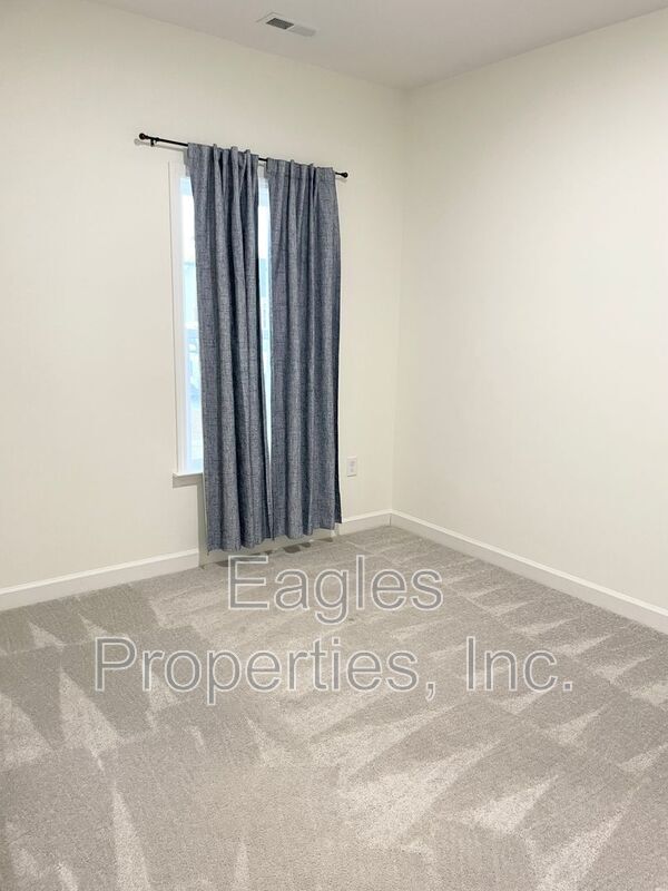 Building Photo - 300 Creeks Edge Dr