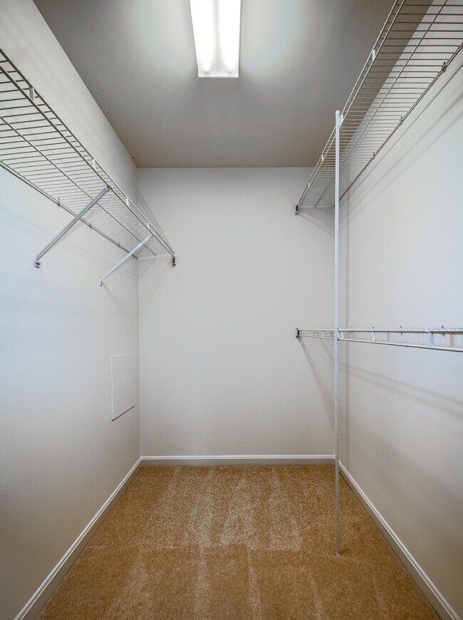 Building Photo - 2-level condo, conveniently located