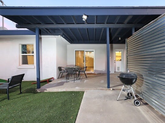 Building Photo - 2039 E 8th St