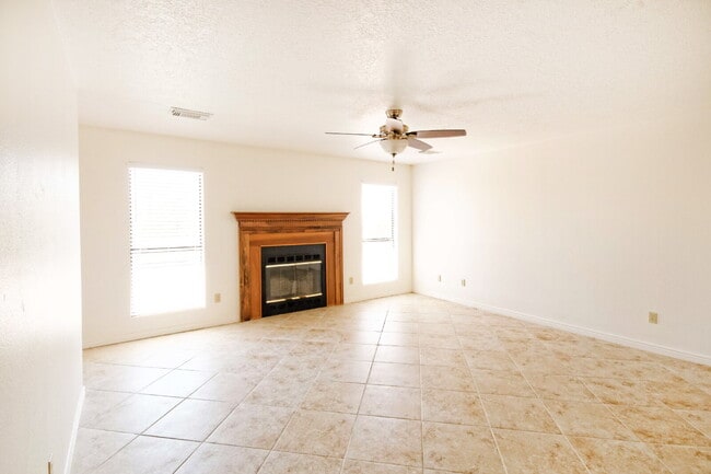 Building Photo - Comfortable home on a cul-de-sac with a great floorplan.