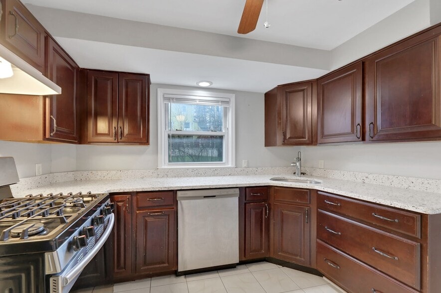 Building Photo - 95 Grove St