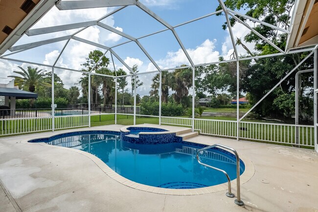 Building Photo - 15622 Cypress Park Dr