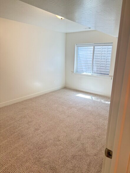 Building Photo - 158 S 140 E