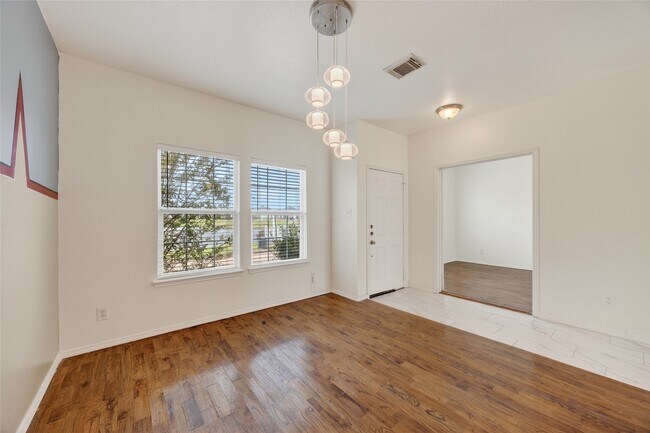 Building Photo - 20747 Settlers Lake Cir N