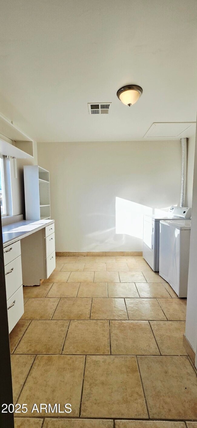 Building Photo - 3823 W Lawrence Rd