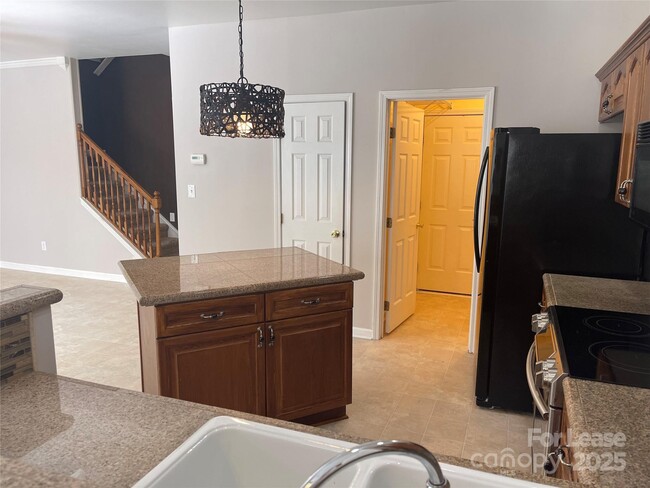 Building Photo - 5044 Parkview Way