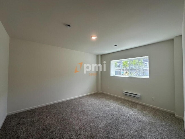 Building Photo - 8750 Clover Ln