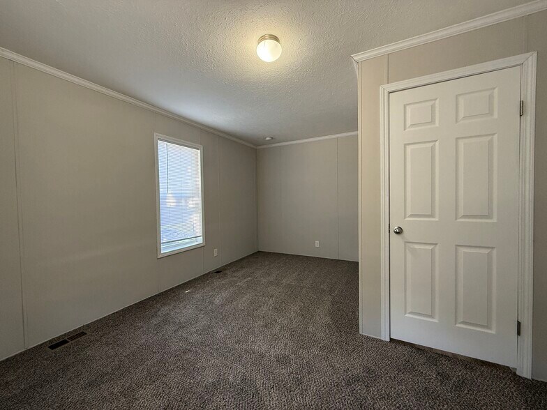 Building Photo - 16137 Normandy St