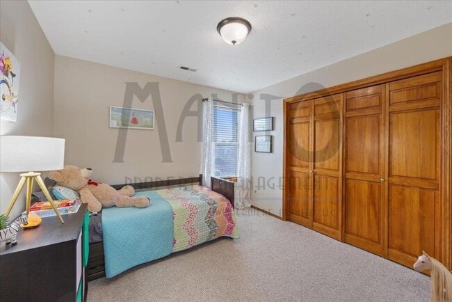 Building Photo - Spacious Trickle Creek Home