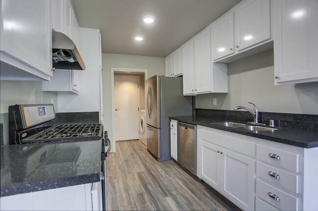 Building Photo - 2 Bedroom Oceanside Condo, with Private Ya...