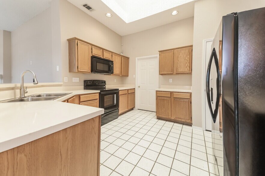 Building Photo - 1110 Pin Oak Ln