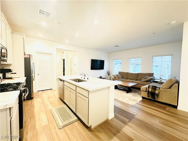 Building Photo - 600 Carriage Hill Dr