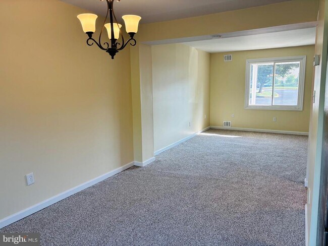 Building Photo - 145 Roskeen Ct