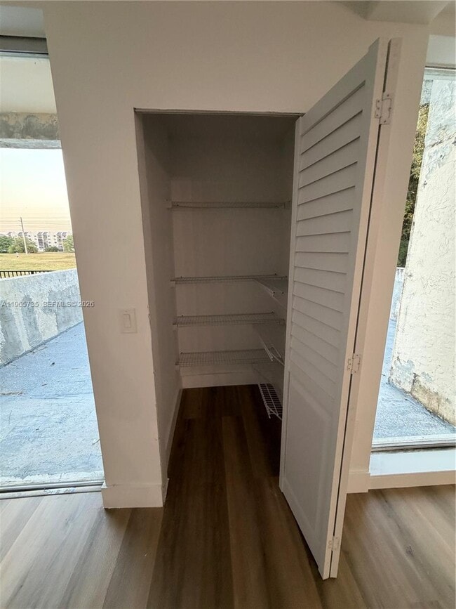 Building Photo - 9175 Fontainebleau Blvd