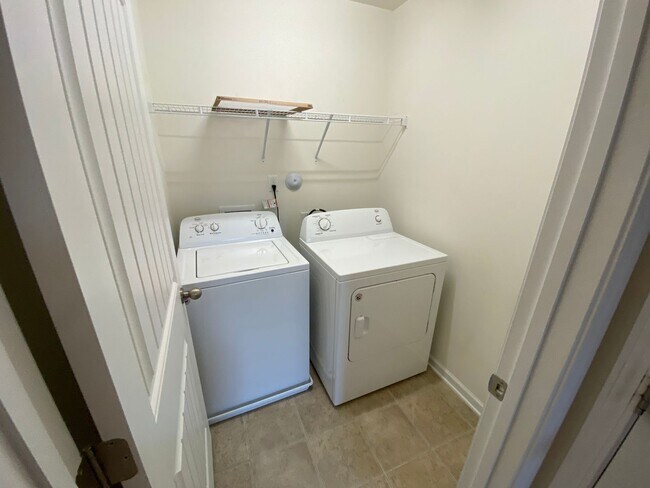 Building Photo - Room in 4 Bedroom Home at Bluegrove Rd