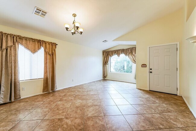 Building Photo - Spacious 4BR House in Tucson