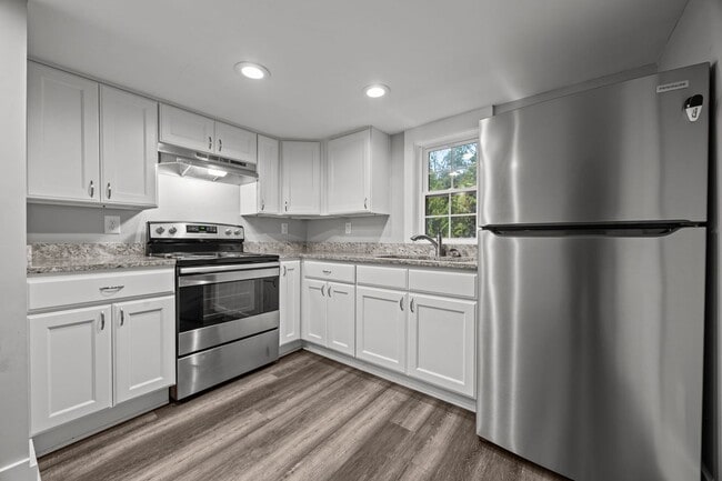 Building Photo - Newly Renovated 2 bed 1 bath!