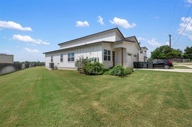 Building Photo - 308 E 20th St