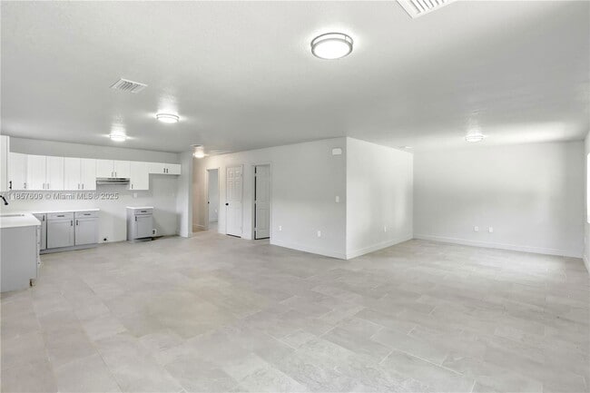 Building Photo - 861 NW 6th Ave