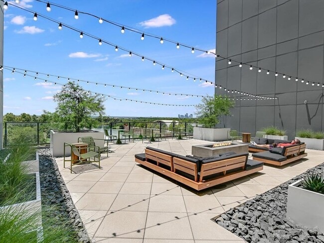 Building Photo - 1701 Simond Ave