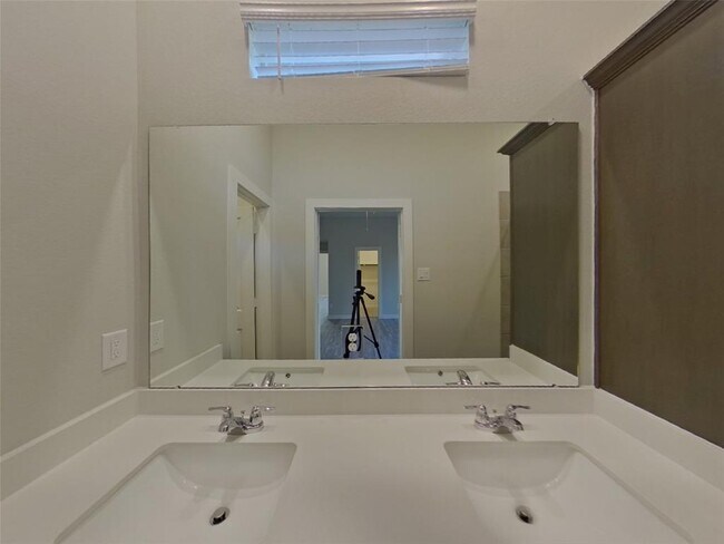 Building Photo - 9835 Willow Creek Commerce Dr