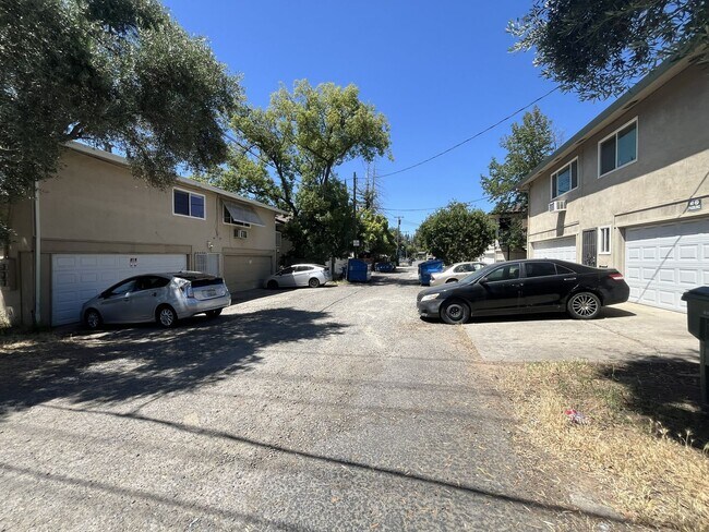 Building Photo - MOVE IN SPECIAL! $100 OFF FIRST 2 MONTHS OF RENT!!! 2 BEDROOM 1 BATH