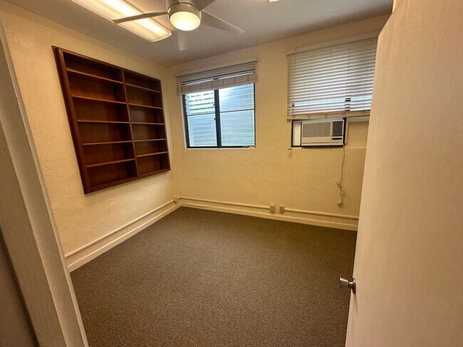 Building Photo - Charming Wilhelmina Rise Home with Stunning Diamond Head & Ocean Views