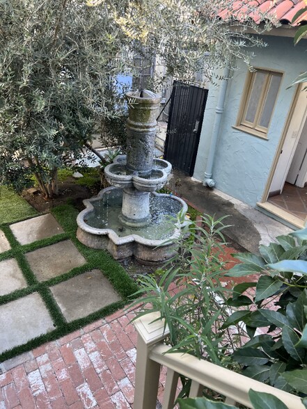 Building Photo - 415 N Sycamore Ave