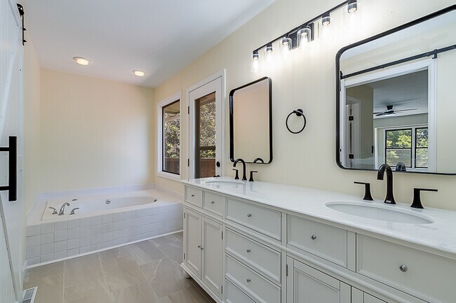 Building Photo - 1724 Westchester Ln