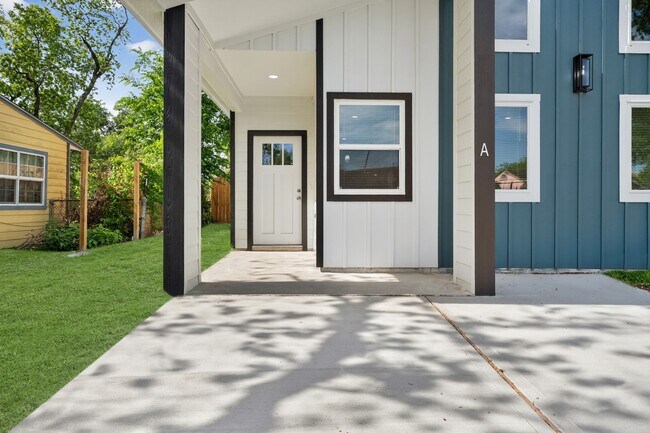 Building Photo - 5941 Southlea St
