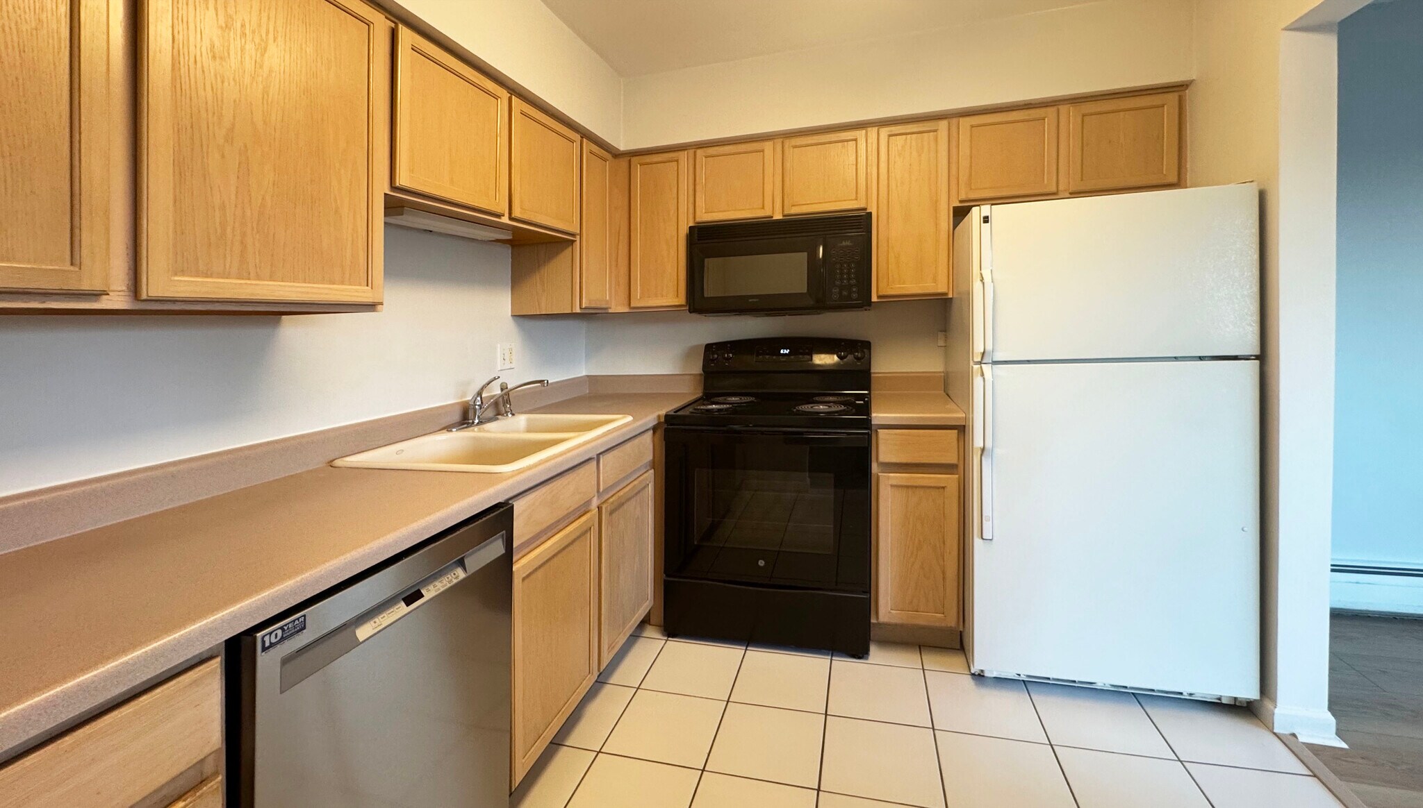 Building Photo - 995 S Ct of Shorewood