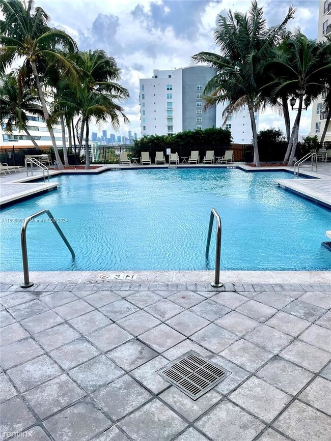 Building Photo - 2 br, 2 bath Condo - 3232 Coral Way Apt 709