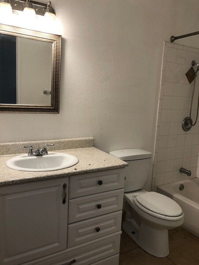 Building Photo - Santa Ana townhome style.  2 bed, 1 1/2 ba...