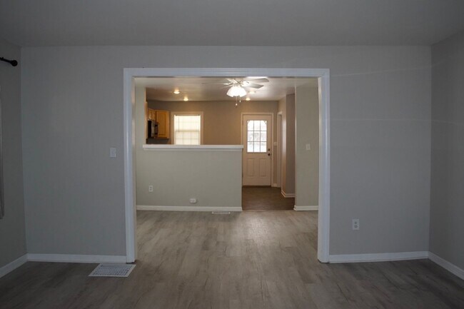 Building Photo - Conveniently Located 3 Bed 2 Bath House