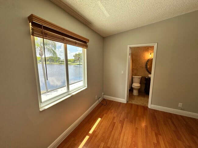 Building Photo - 17 Tara Lakes Dr E