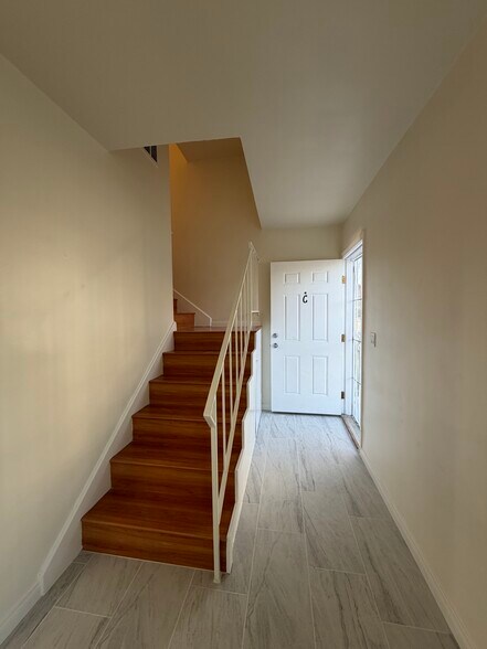 Building Photo - 728 Clay Ave