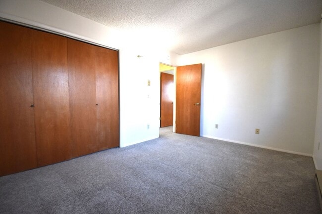 Building Photo - Top floor apartment! Close to MSU and downtown!