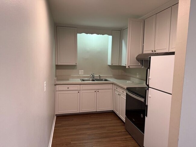 Building Photo - Remodeled 1 Bedroom Apartment!!! Walk to the Square or Steps from Sumner Regional Hospital