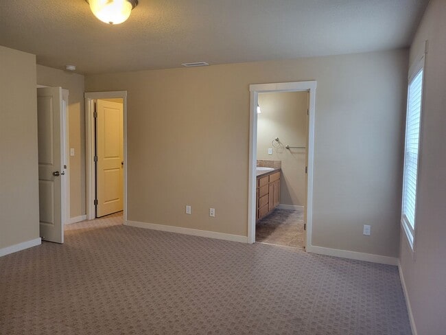 Building Photo - Beautiful Townhome in perfect location, only minutes from I-5