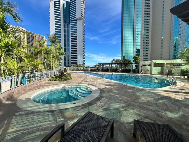 Building Photo - Spacious 2-bedroom, 2-bath with a View in Kakaako!