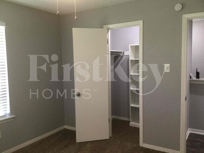 Building Photo - 419 Buckingham Pl